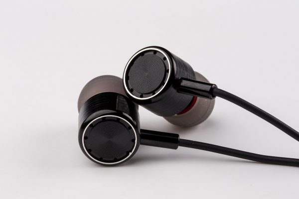 noise canceling earbuds use electronics and physics to block external sound