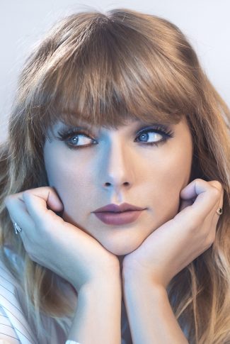 Download Taylor Swift Wallpaper Hands Under Chin Cellularnews