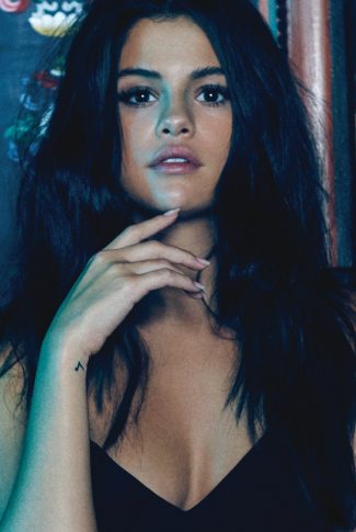 Download Free A Sexy Selena Gomez Portrait Wallpaper Cellularnews