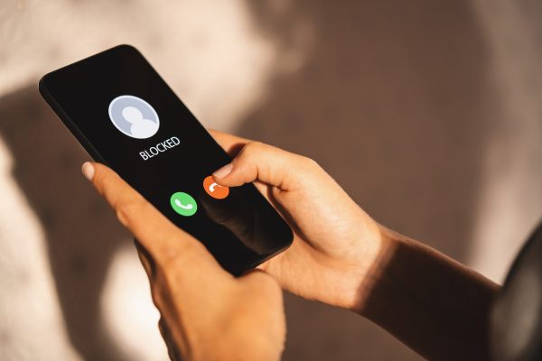  mulher bloquear um número de telefone ou chamada recebida de um perseguidor anônimo ou ex-namorado. Perseguição ou bullying com conceito de telefone. Stalker caller, scammer ou estranho. Mulher que obstrui a chamada entrante