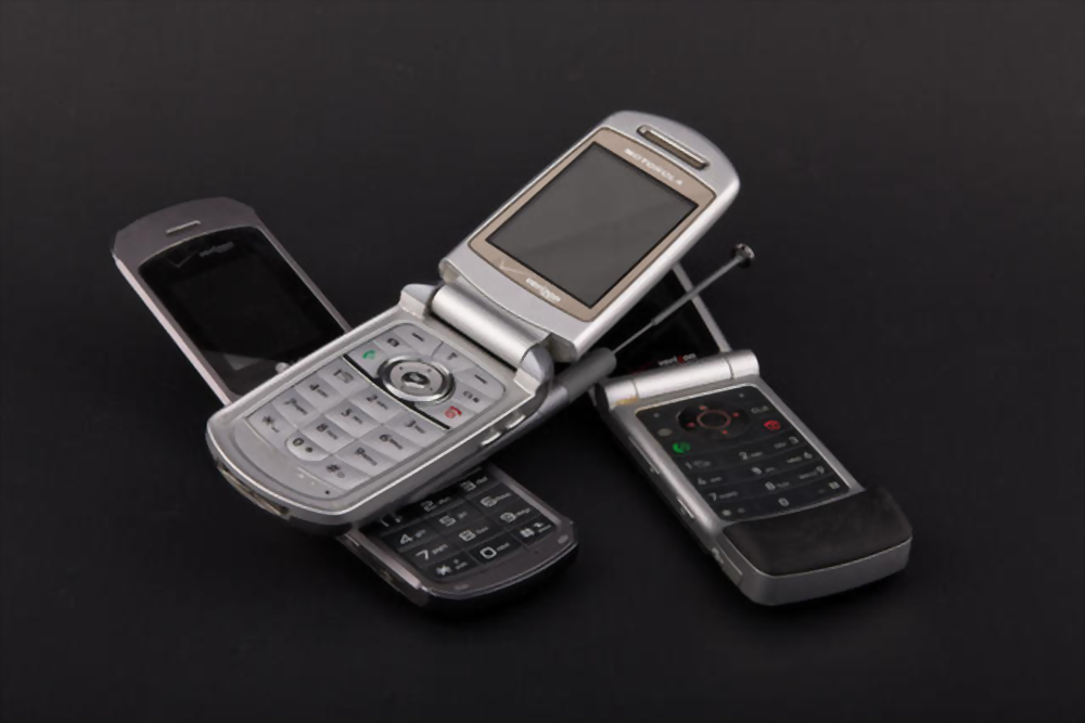 13 Best Flip Phones That Are Still Trendy Right Now