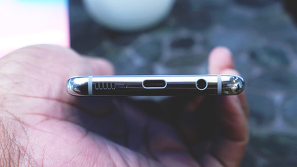 How To Clean IPhone Charging Port Without Damaging It? | CellularNews