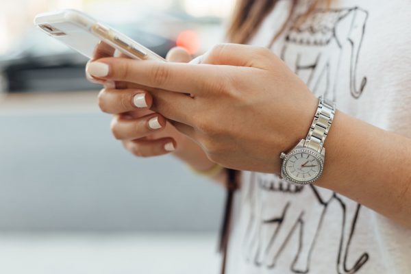 en person, der bruger en telefon