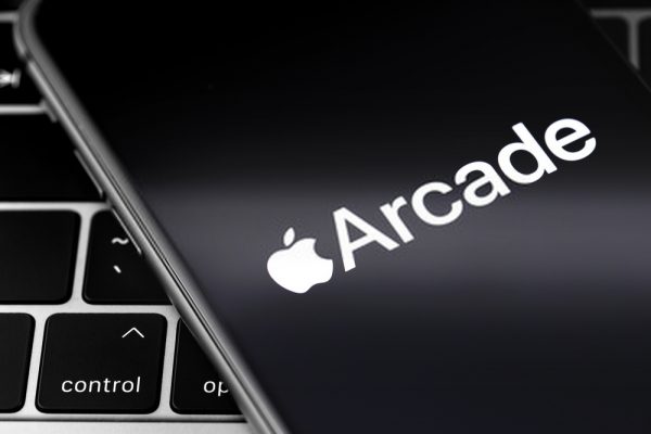 Mobile phone with Apple Arcade on the screen