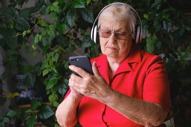The Best Cell Phone for Seniors with Dementia or Alzheimer's