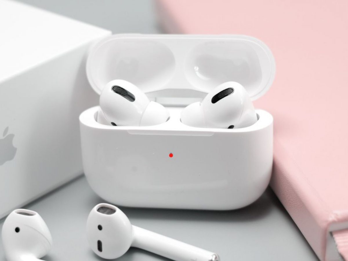What Does 'AirPods Flashing Orange' Mean and How to Fix It