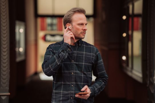 How to Answer Phone Calls With AirPods Pro