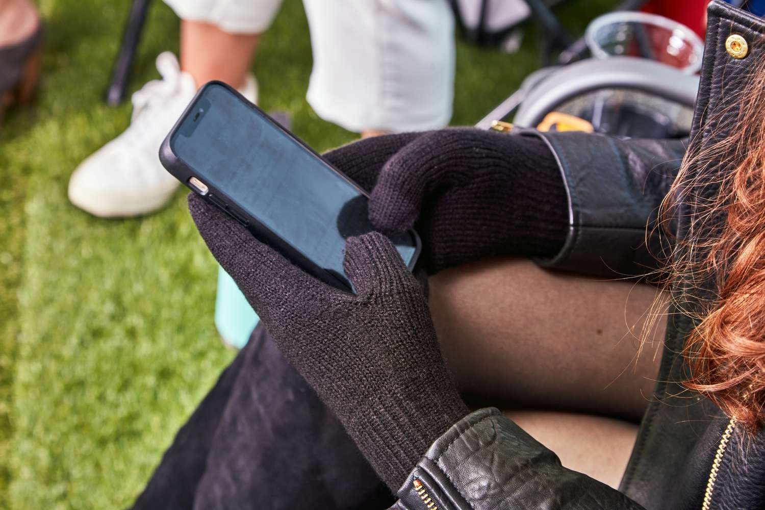 12 Amazing Women’s Winter Touchscreen Gloves for 2024