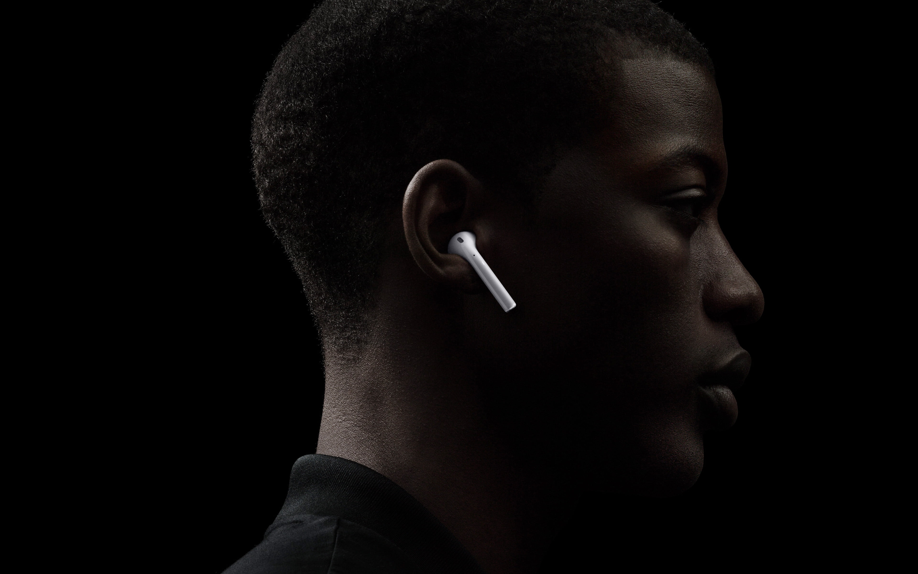 do-airpods-stay-in-your-ears