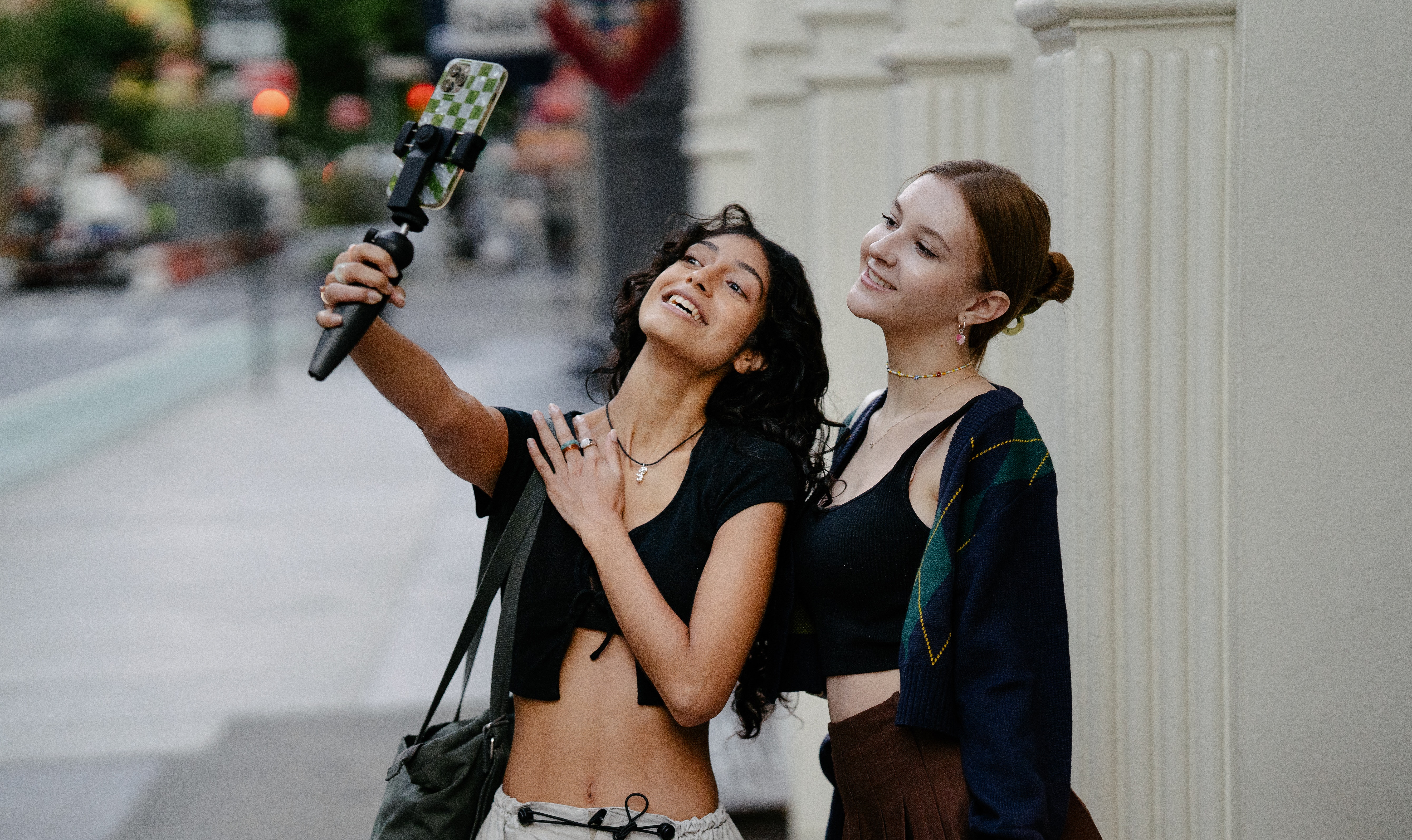 how-does-the-selfie-stick-work