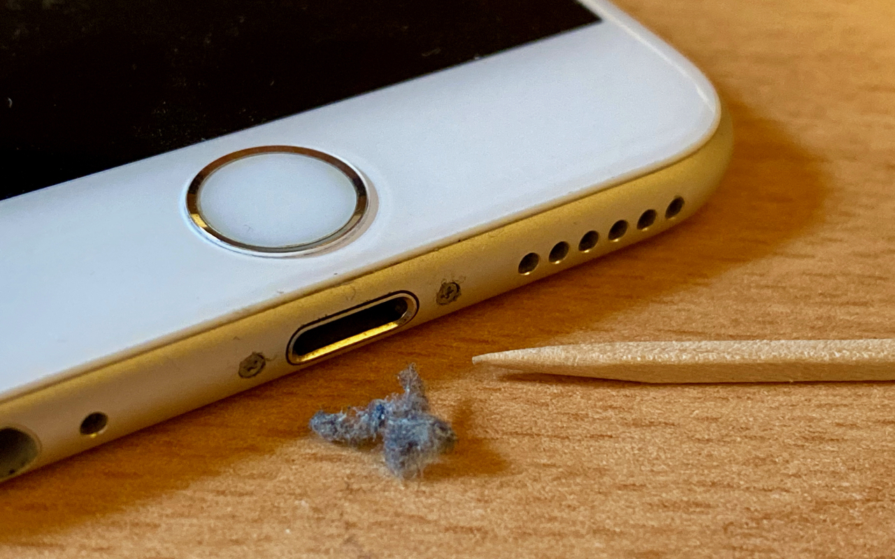how-to-clean-out-phone-charger-port