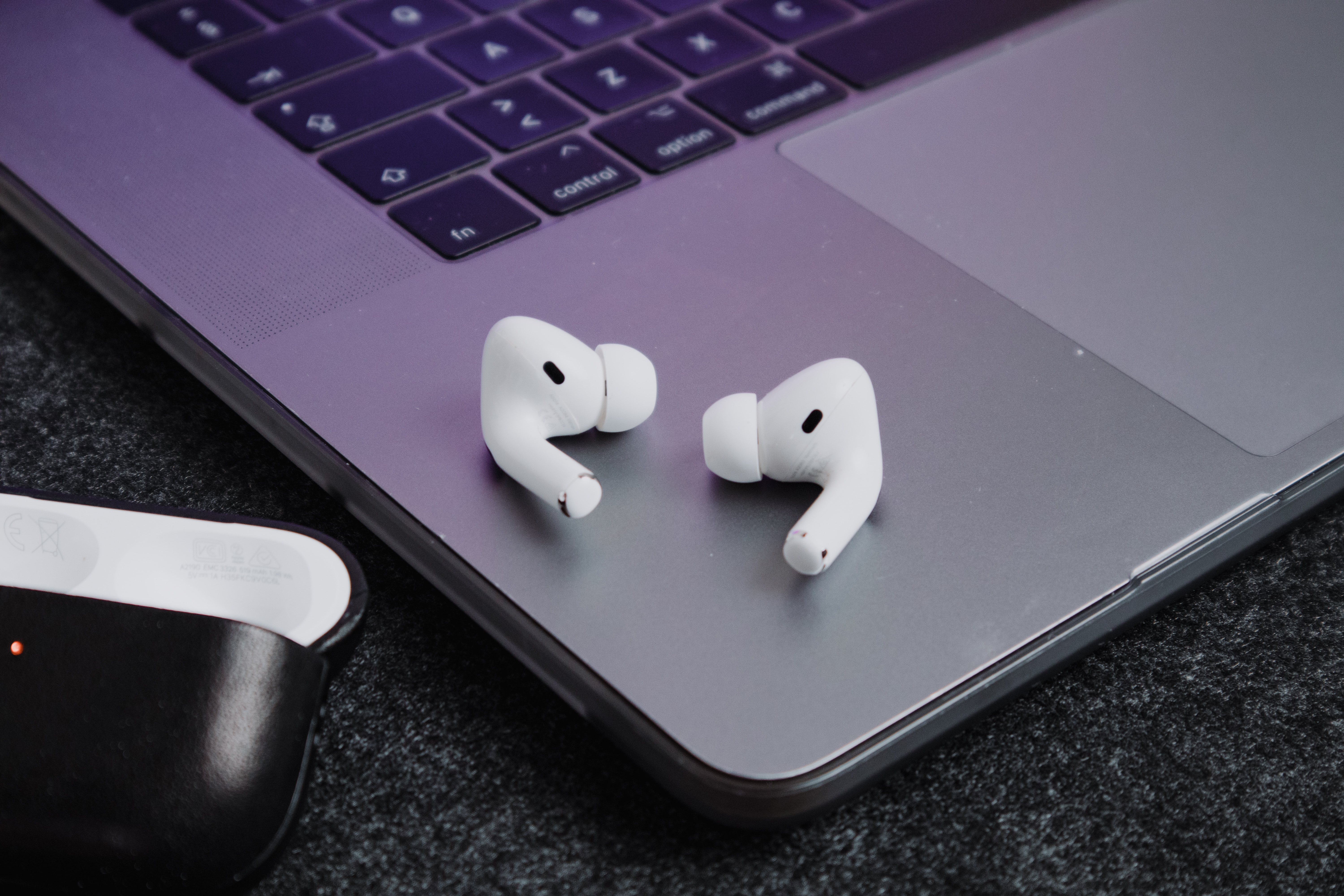how-to-connect-wireless-earbuds-to-laptop