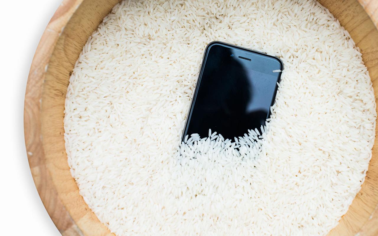 how-to-dry-cellphone-out-when-dropped-in-water