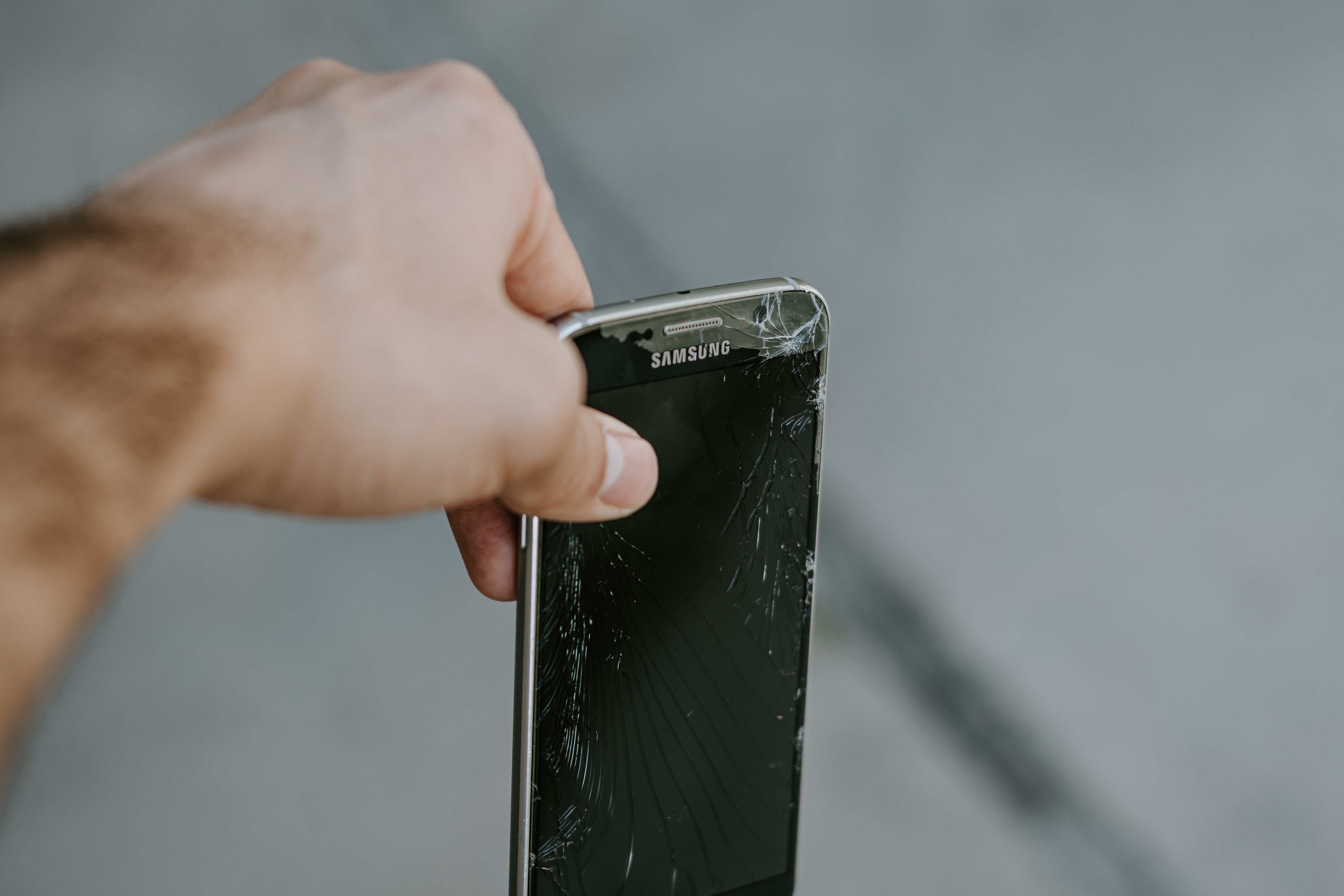 how-to-remove-broken-screen-protector-from-phone