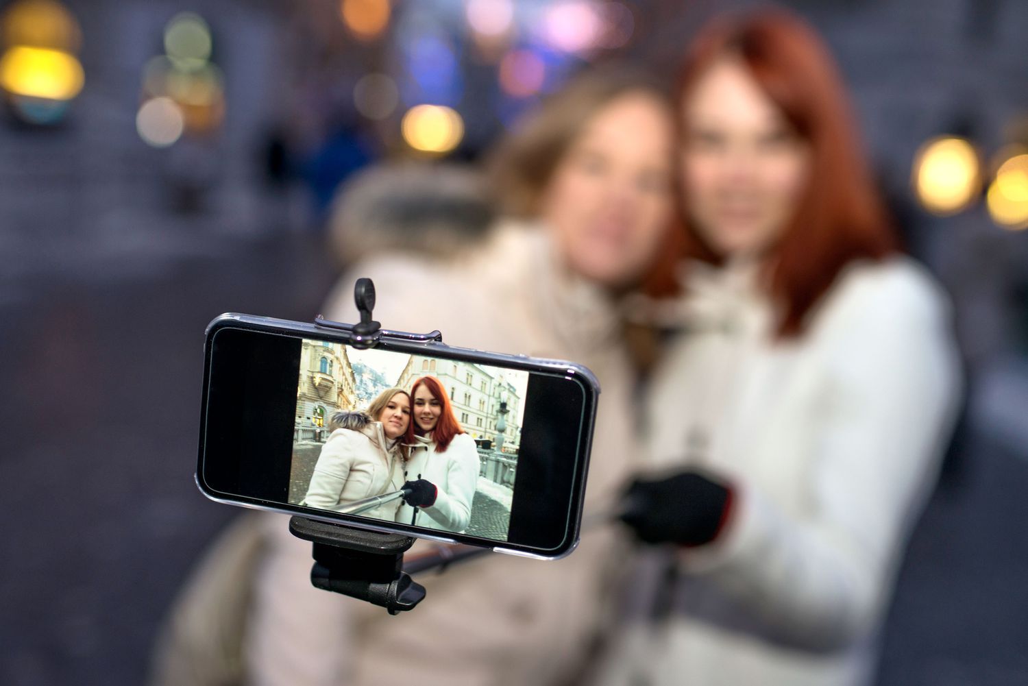 how-to-use-a-selfie-stick-iphone