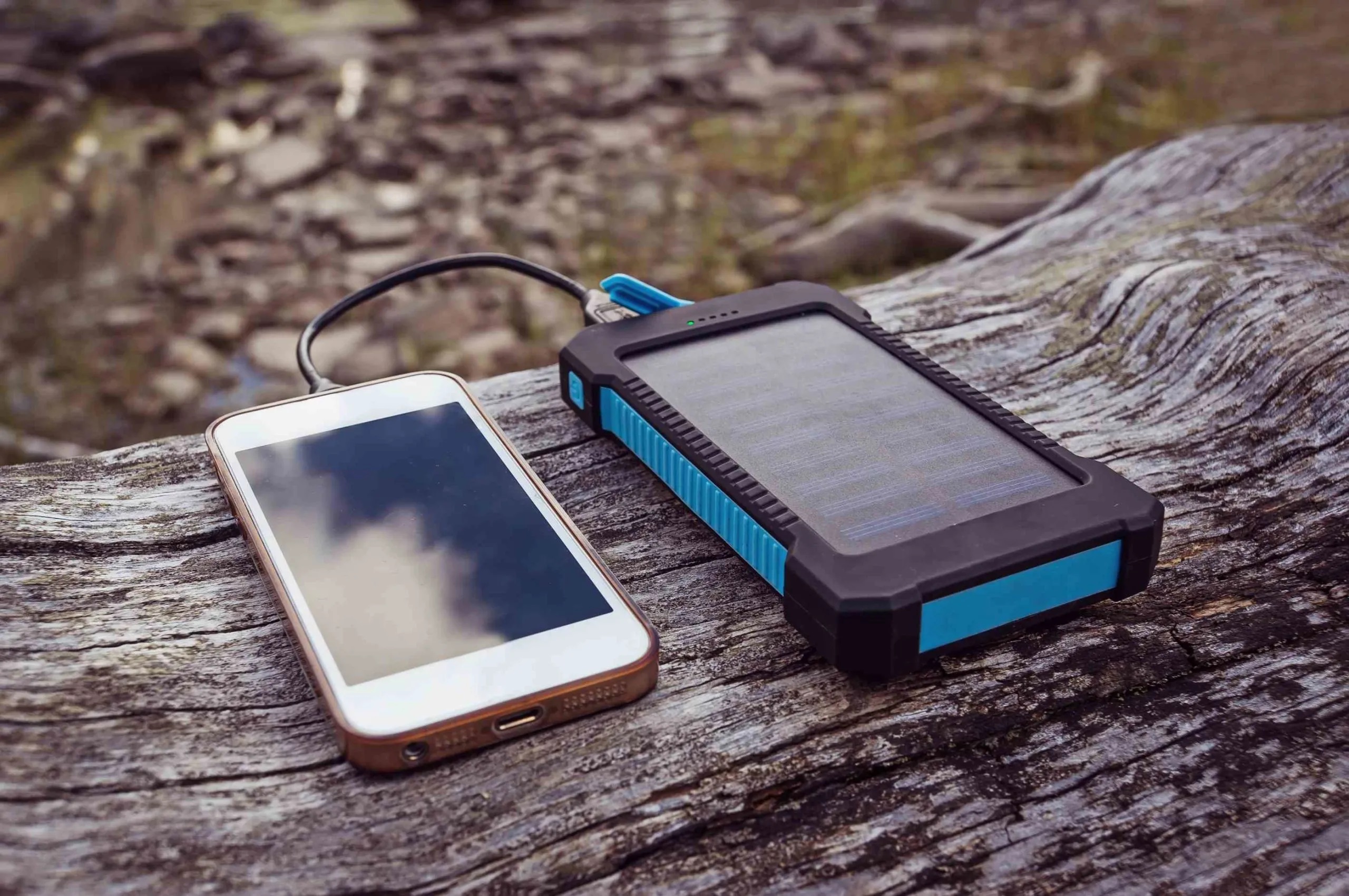 how-to-use-solar-phone-charger