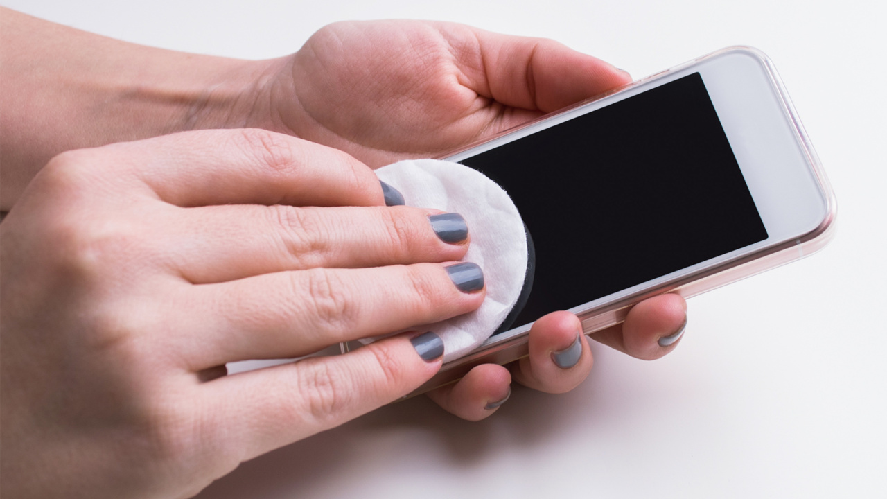 what-to-use-to-clean-cellphone-screen