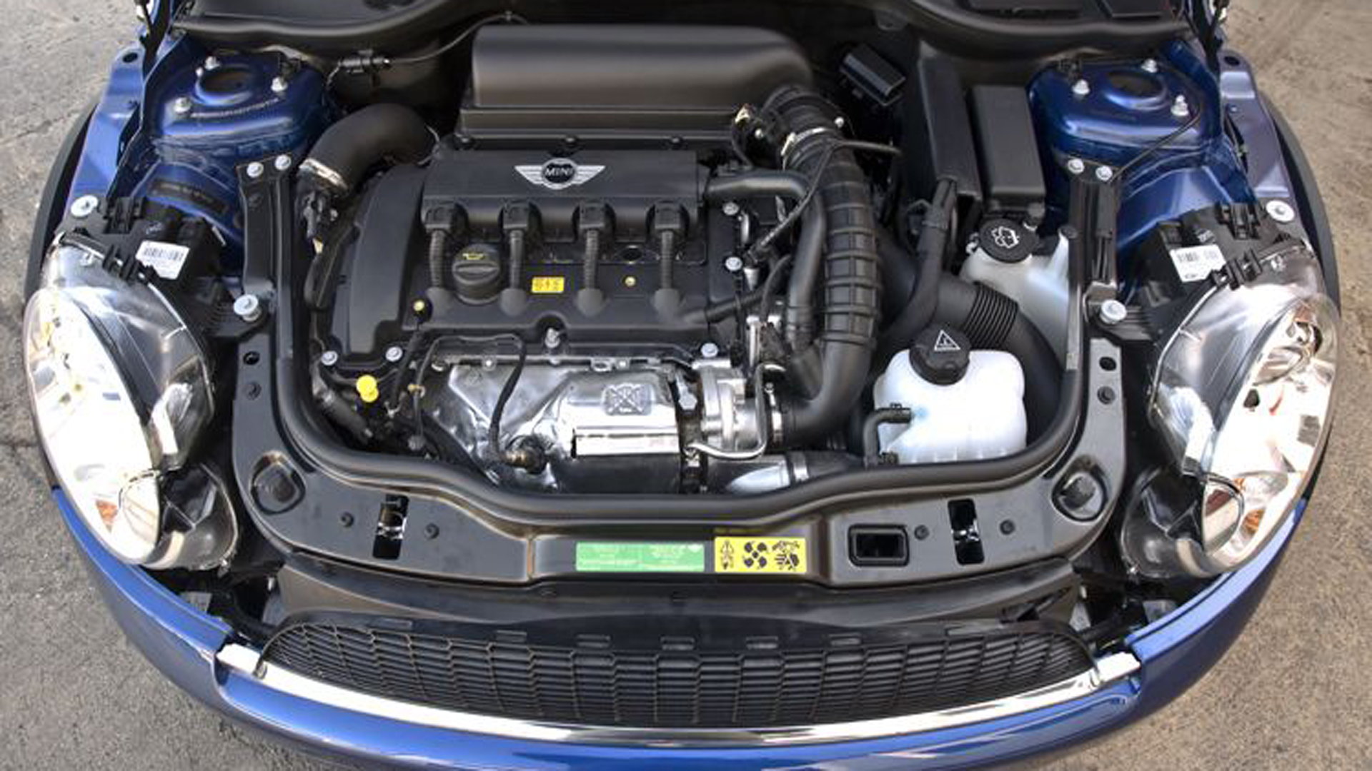 Какой двигатель в мини. Двигатель мини Купер s r56. Двигатель Mini Cooper r56. Mini Clubman s 2007 мотор. Mini Cooper s 2007 мотор.