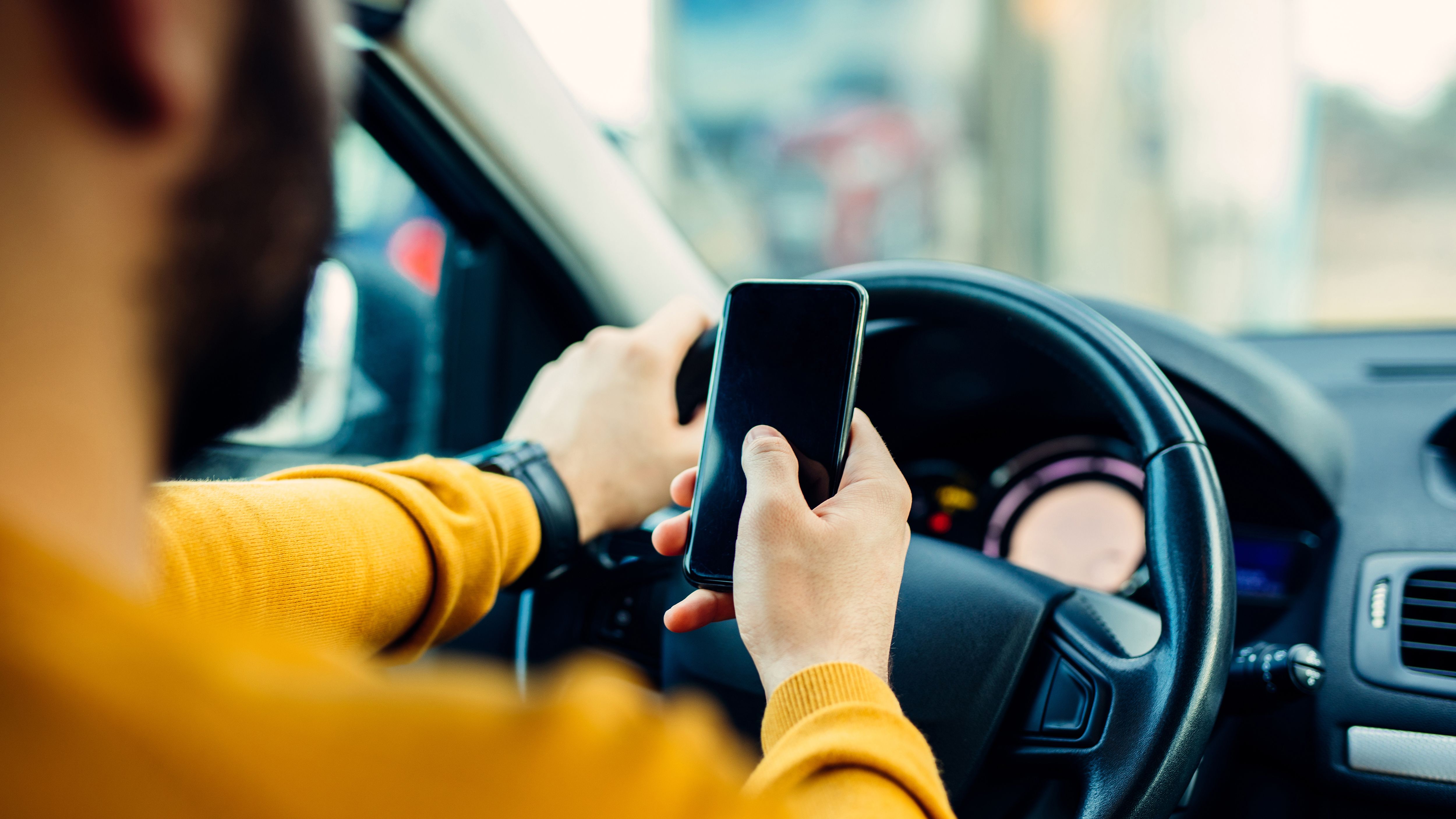 why-is-it-dangerous-to-use-a-cellphone-while-driving