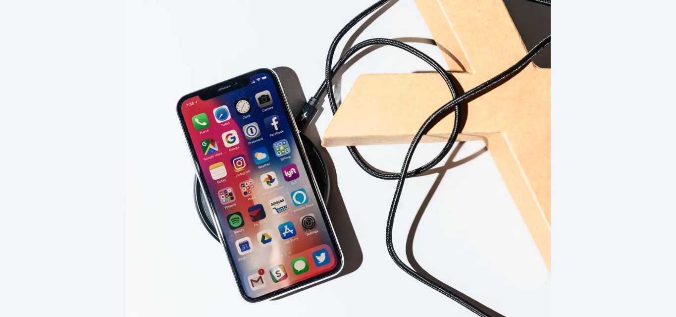 8 Amazing Wireless Charging Pads For iPhone XR For 2024