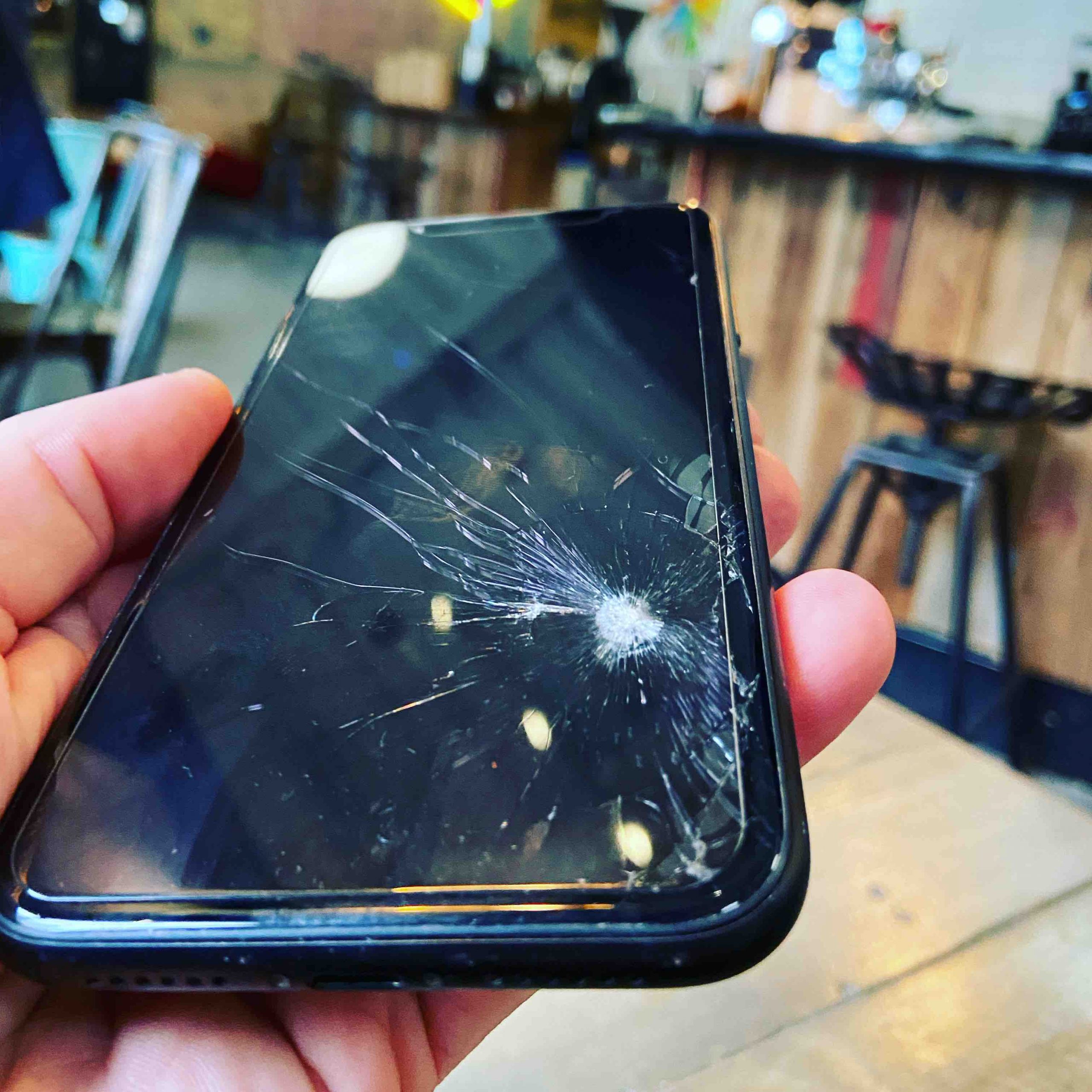 cracked-phone-screen-iphone-screen-repair-costs-options