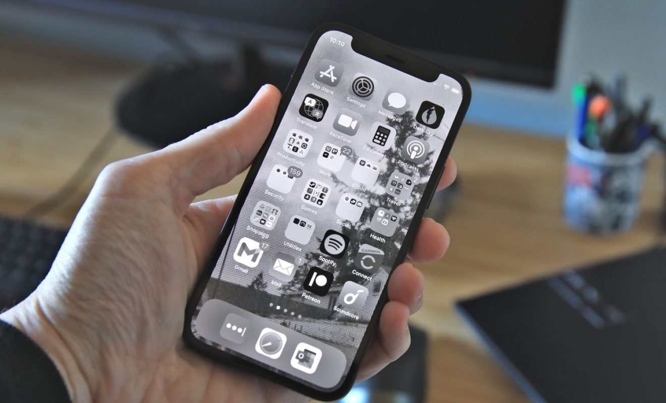 grayscale-how-to-turn-on-black-white-mode-on-your-iphone-screen