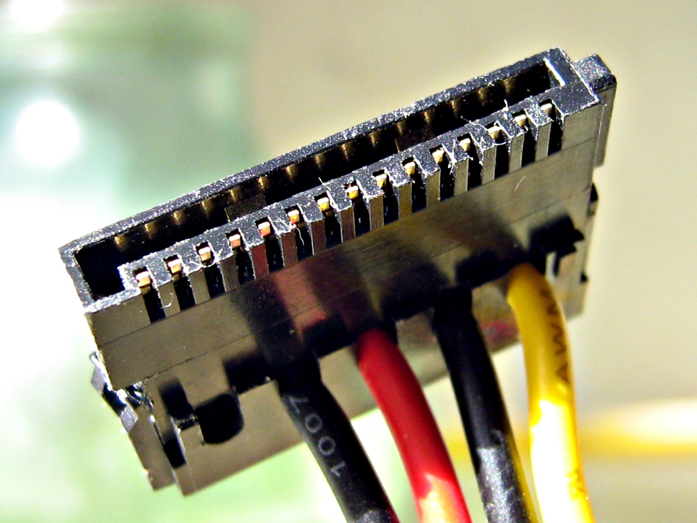 how-many-pins-does-a-motherboard-power-connector-have