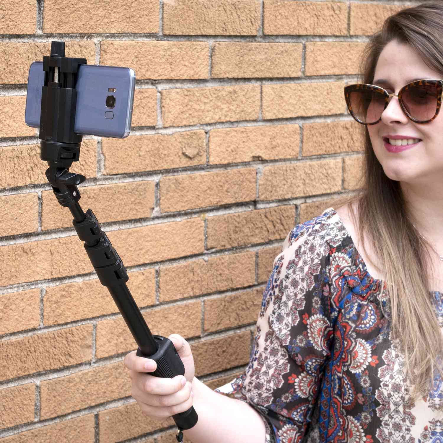 how-to-use-a-selfie-stick-monopod