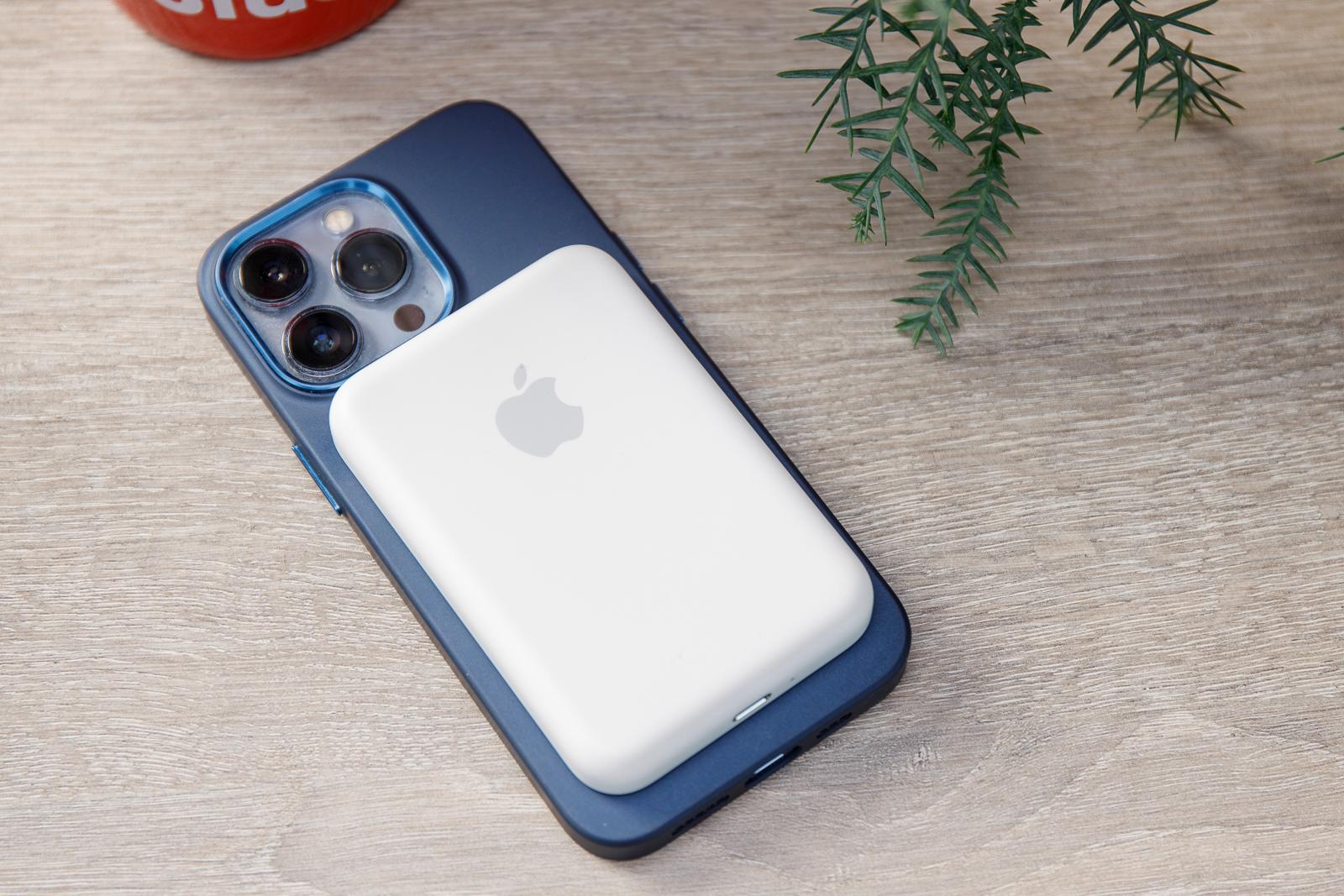 11 Amazing Battery Chargers For iPhone For 2024