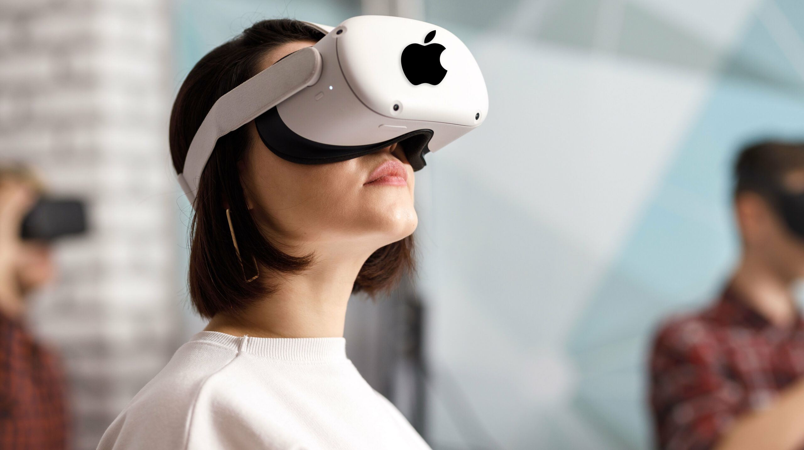 Новинки vr. Apple VR очки 2023. Шлем дополненной реальности. Apple виртуальная реальность. VR шлем от Apple новый.