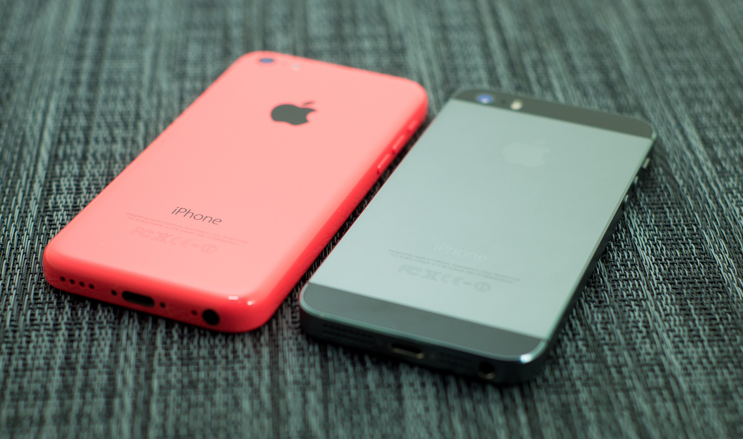 android-users-embracing-iphone-5c