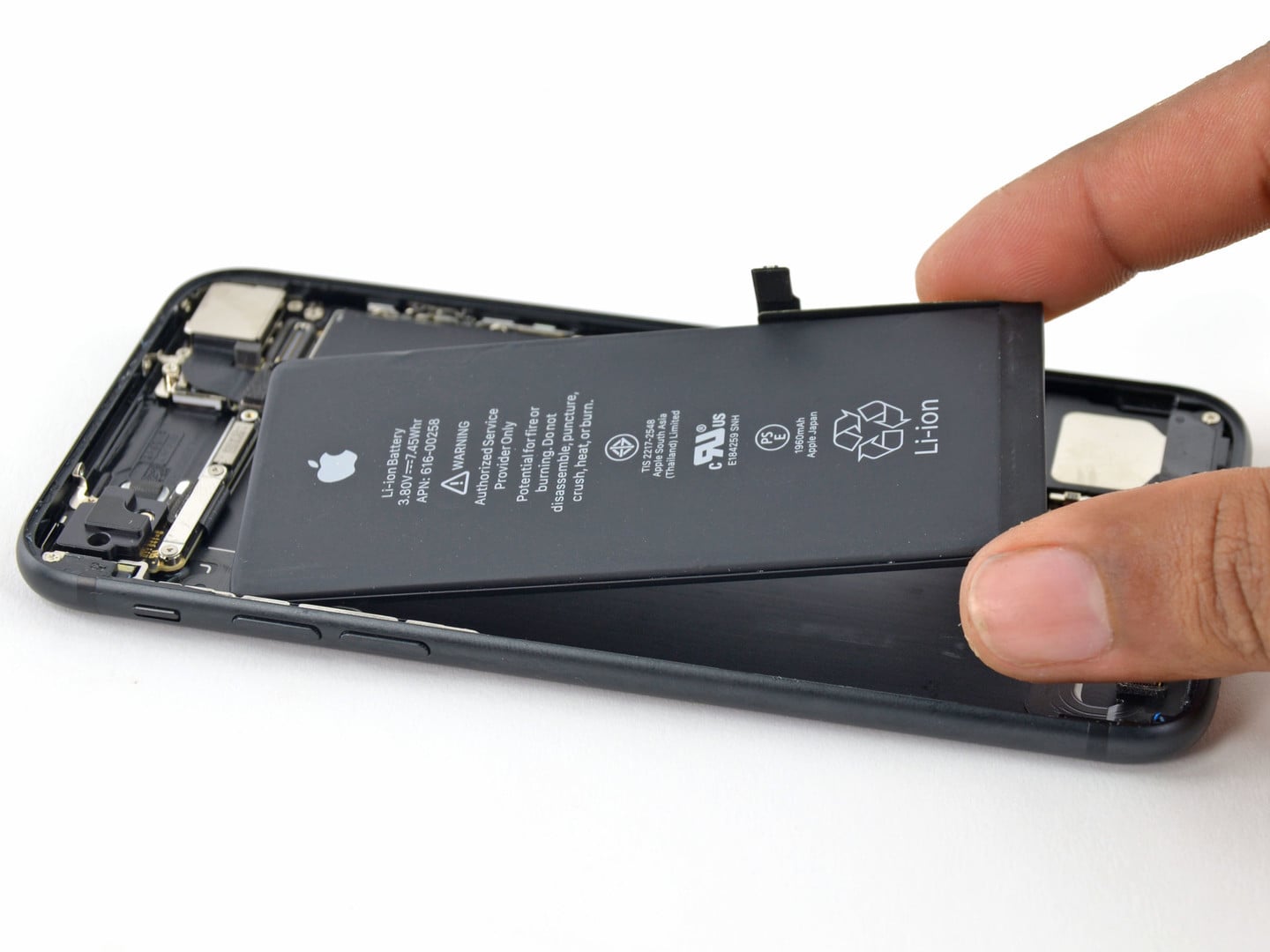 apple-still-replacing-old-iphone-battery-for-rs-2000-but-only-till-dec-31