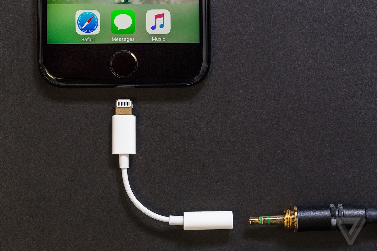 apples-pricey-new-iphones-wont-come-with-a-headphone-dongle-in-the-box