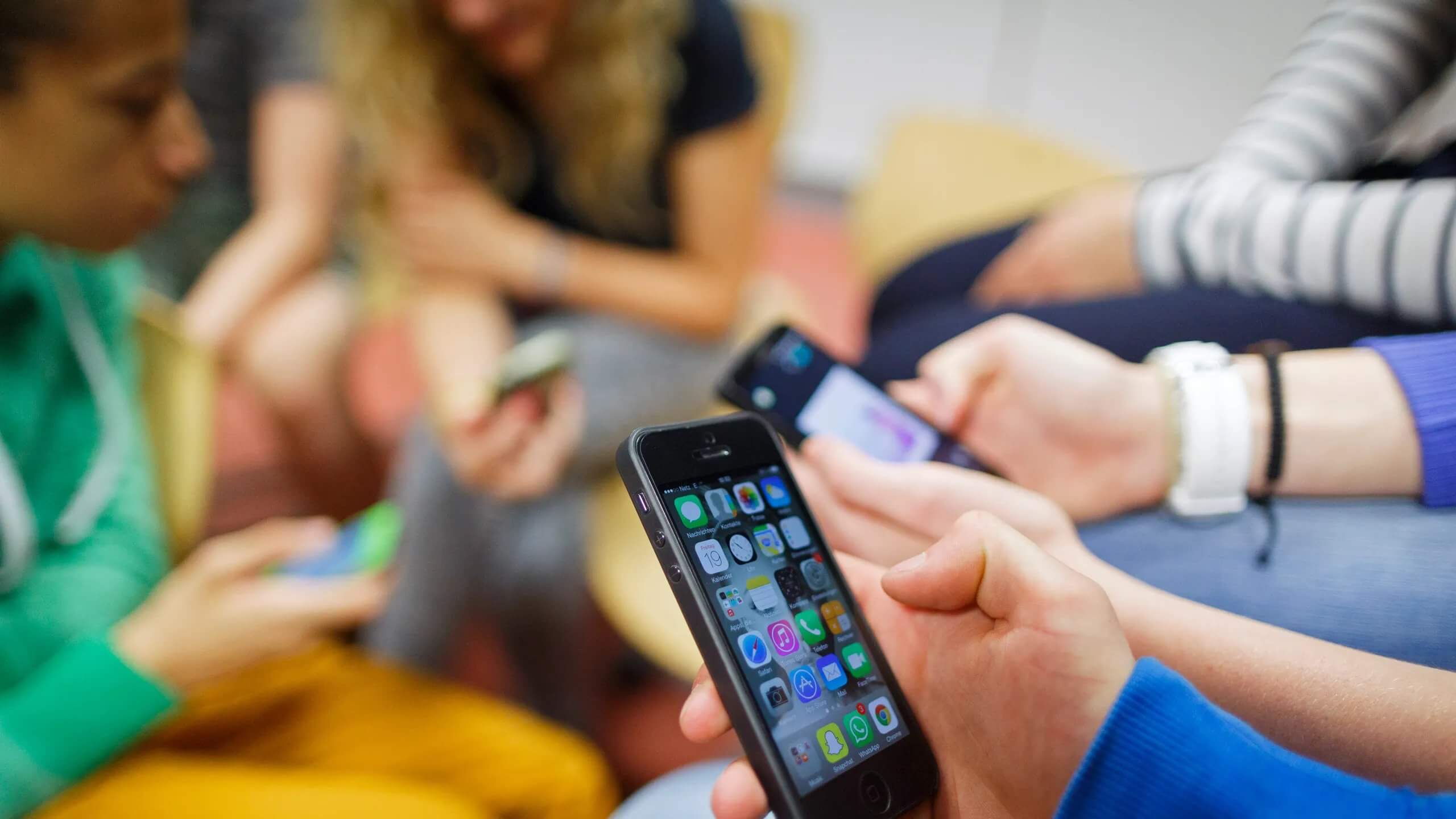 france-imposes-ban-on-smartphones-in-schools-to-cure-digital-addiction