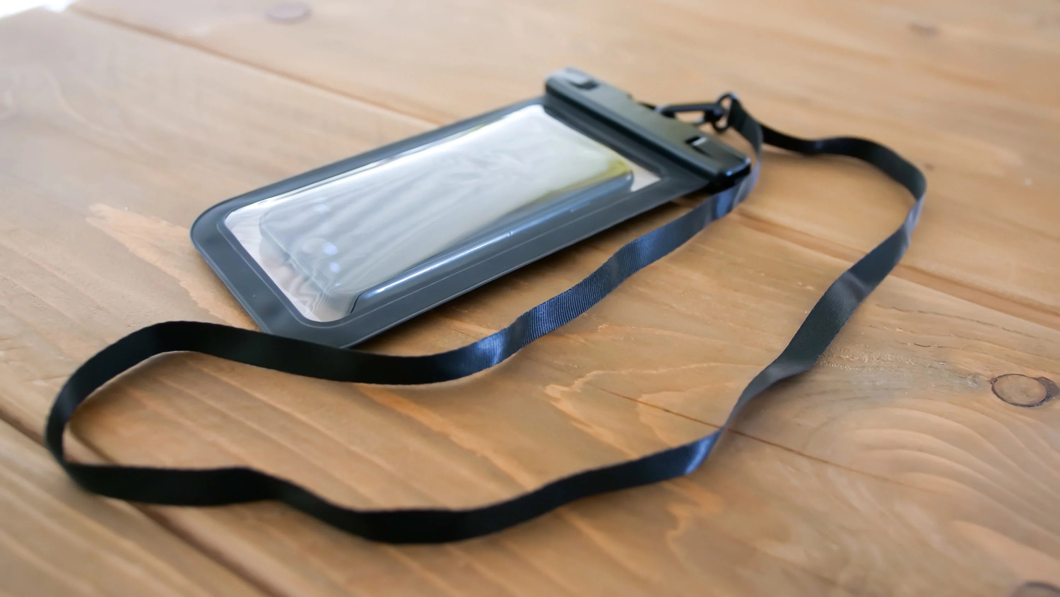 how-to-attach-lanyard-for-waterproof-phone-bag
