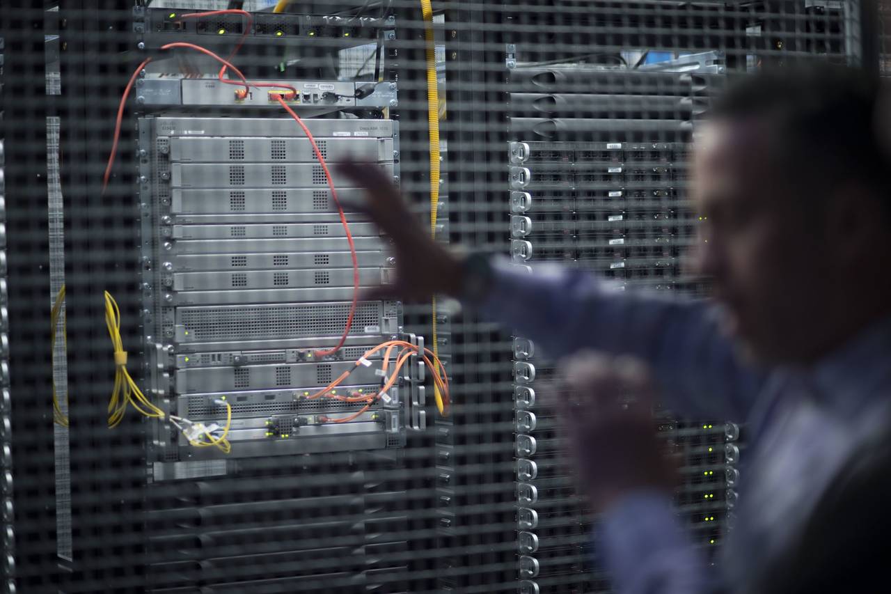 how-to-become-a-data-center-technician
