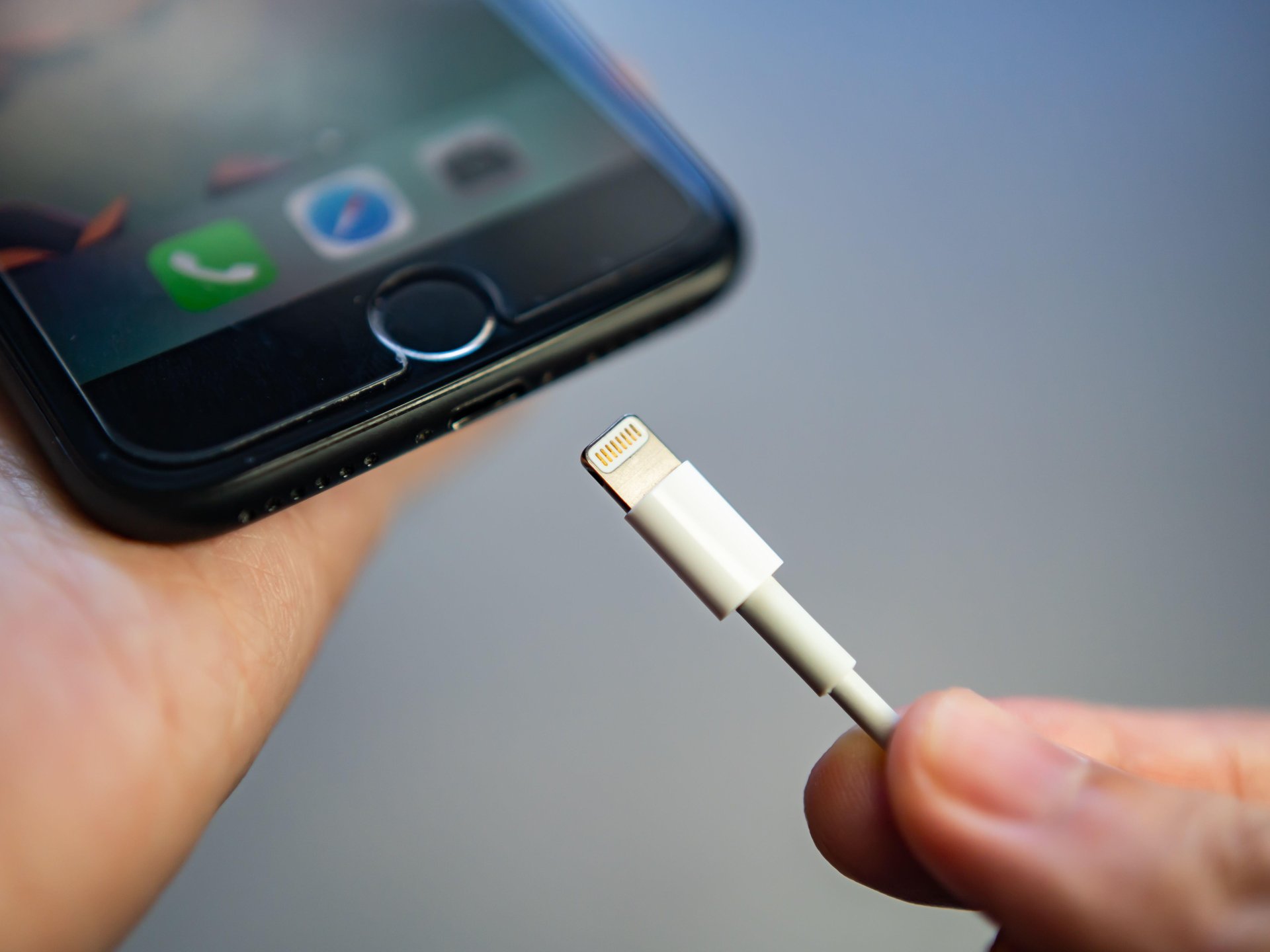 how-to-clean-iphone-charging-port-with-alcohol