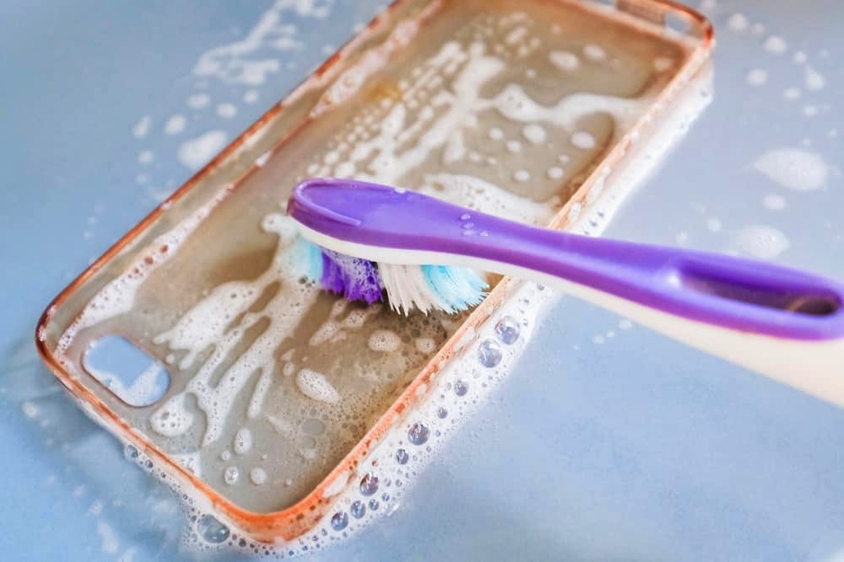 how-to-clean-your-clear-phone-case