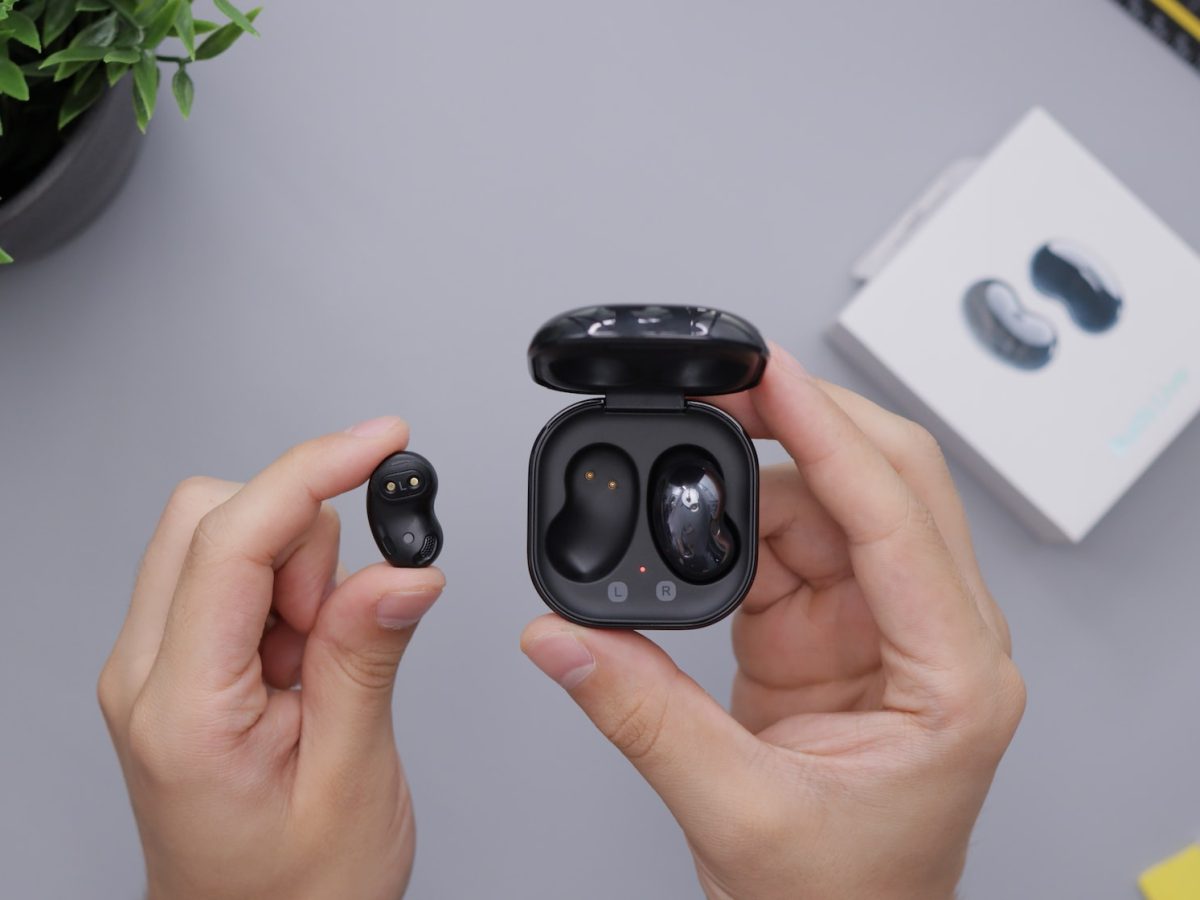 Left earbud disconnected online galaxy buds