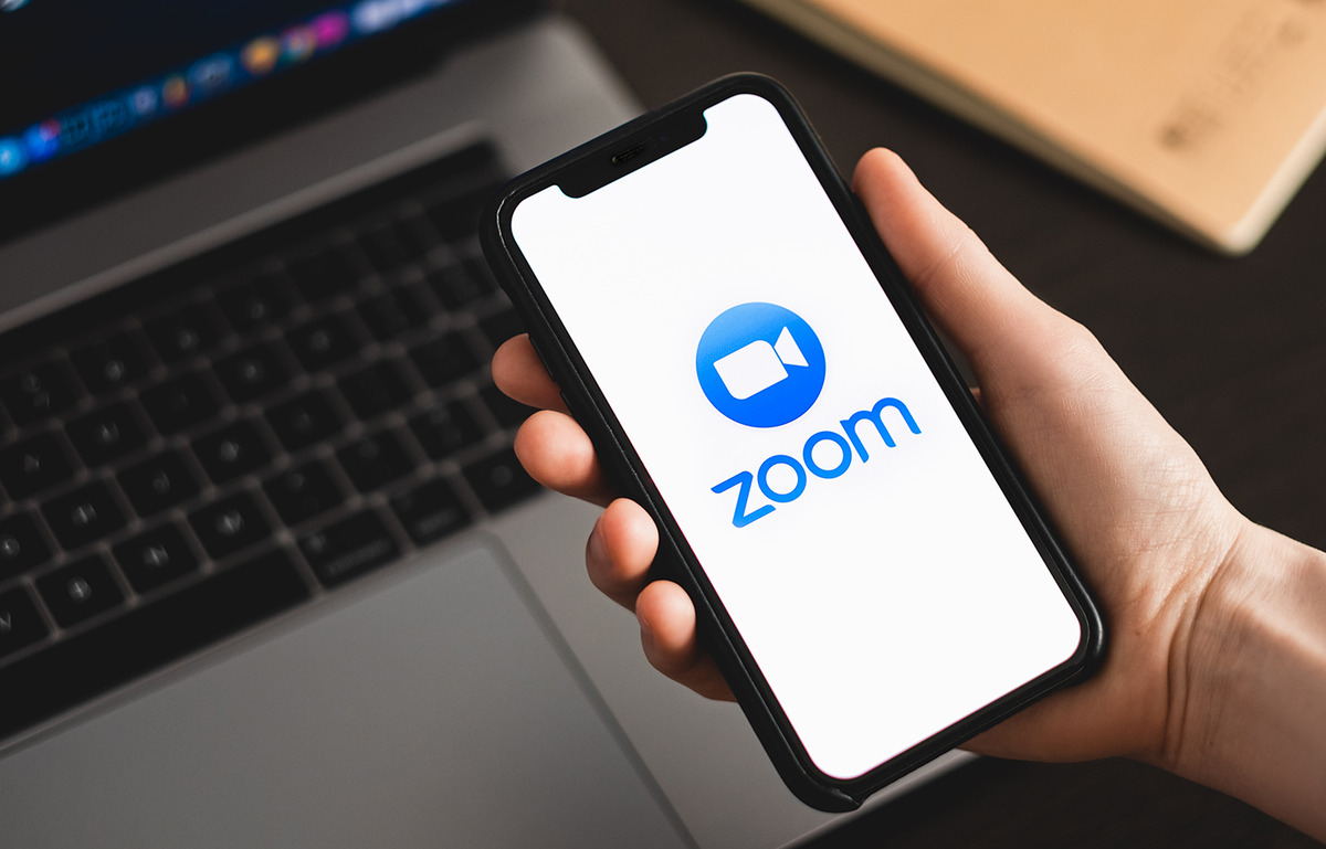 how-to-get-out-of-zoom-on-iphone