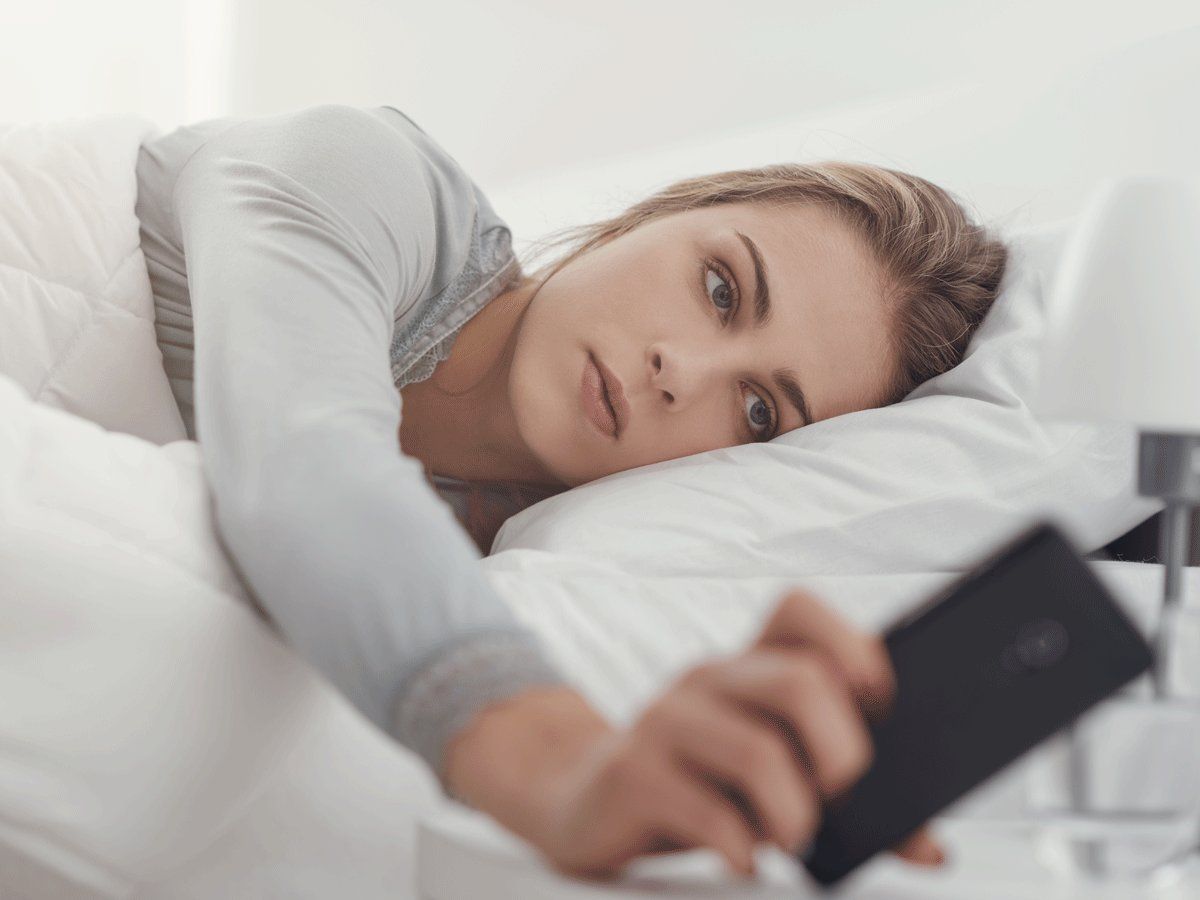 how-to-hold-your-phone-in-bed