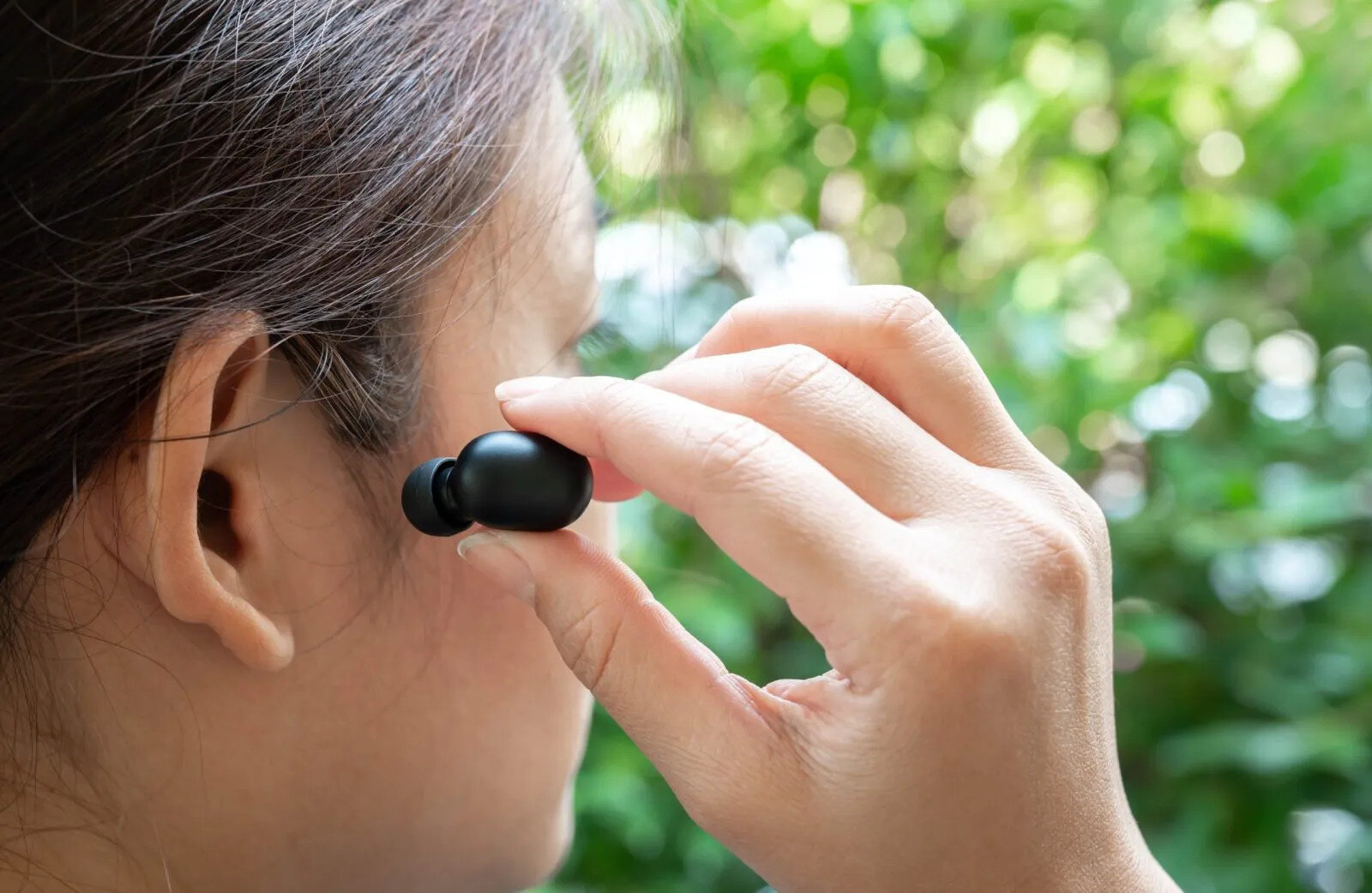 how-to-insert-wireless-earbuds