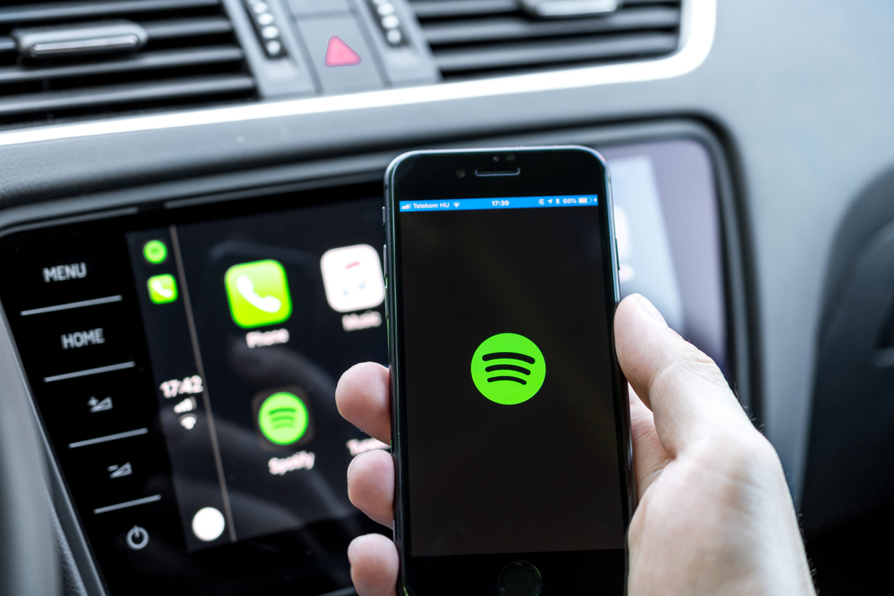 how-to-play-music-from-phone-to-car-without-aux-or-bluetooth-app
