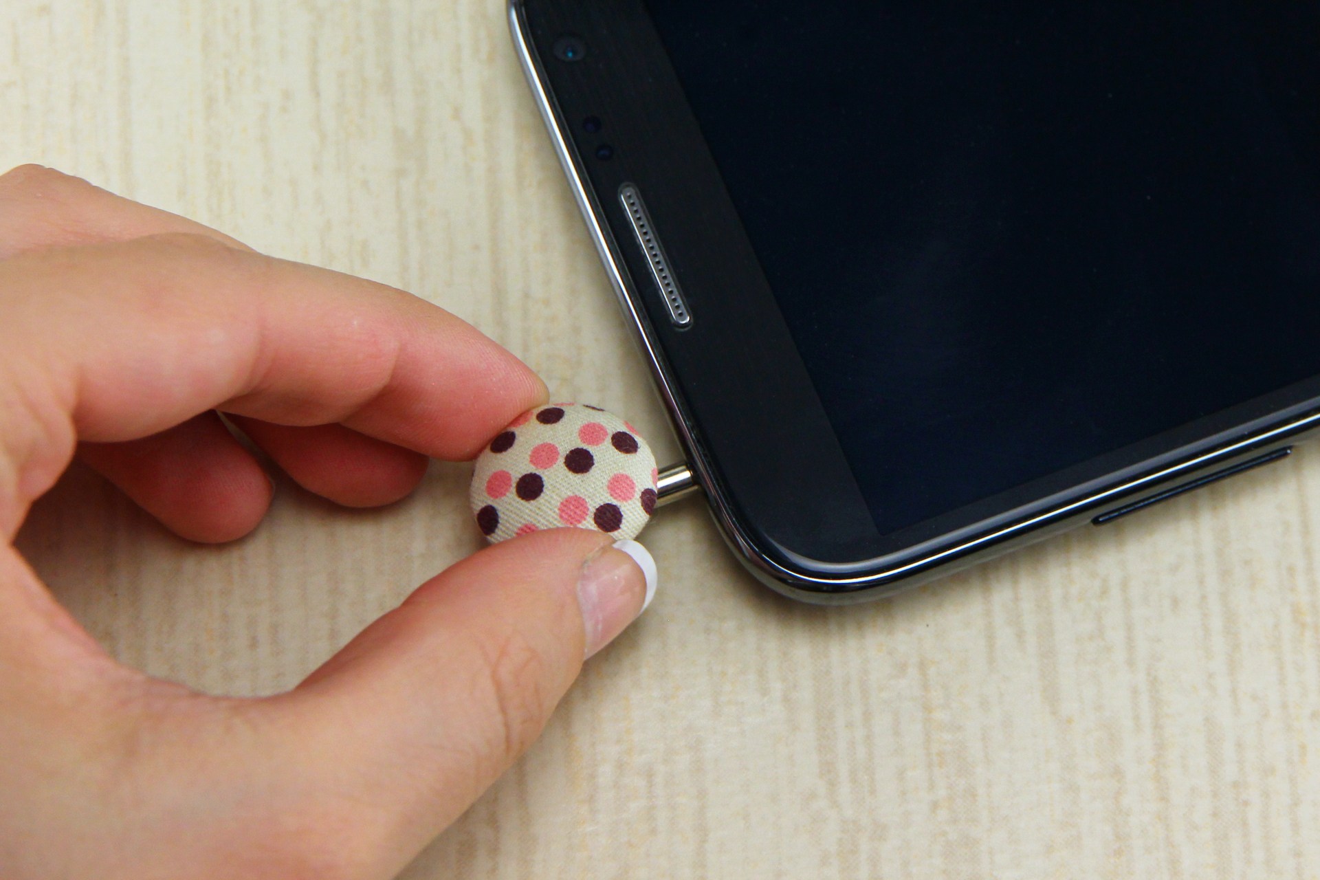 how-to-put-on-phone-charms