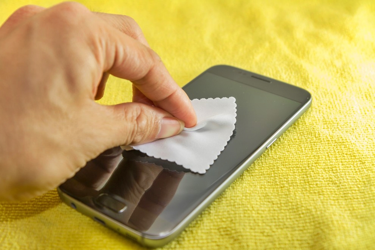 how-to-remove-scratches-from-smartphone-glass