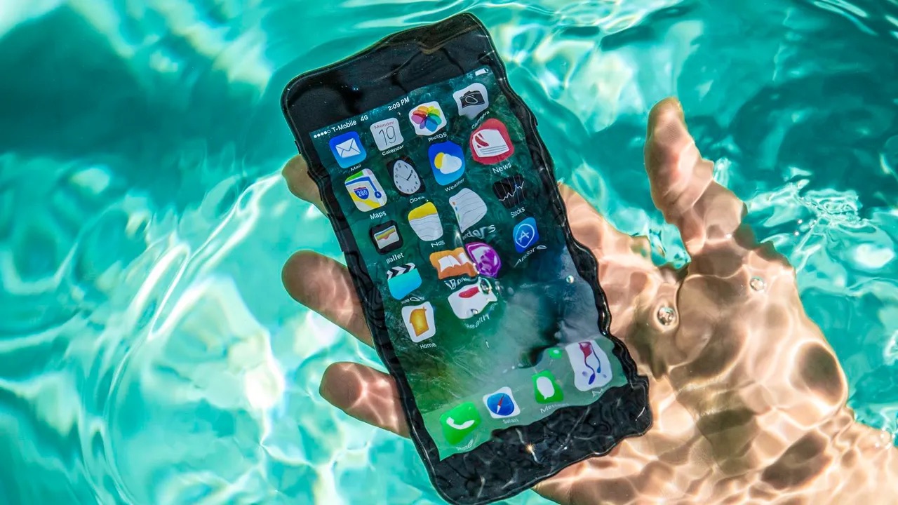 how-to-tell-if-a-phone-is-water-damaged