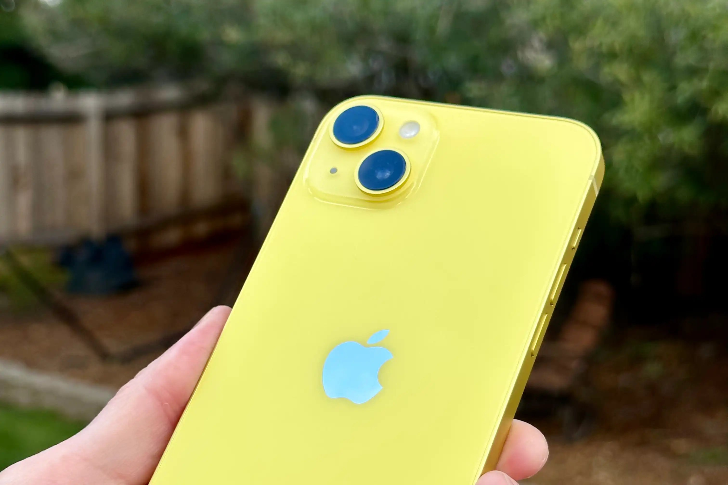iphone-14-and-14-plus-now-painted-in-yellow-check-it-out