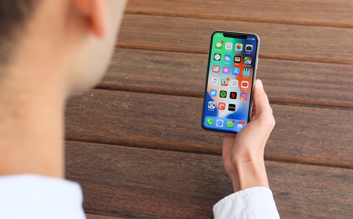 iphone-x-rear-camera-may-cause-face-id-issues-apple-offering-free-replacements