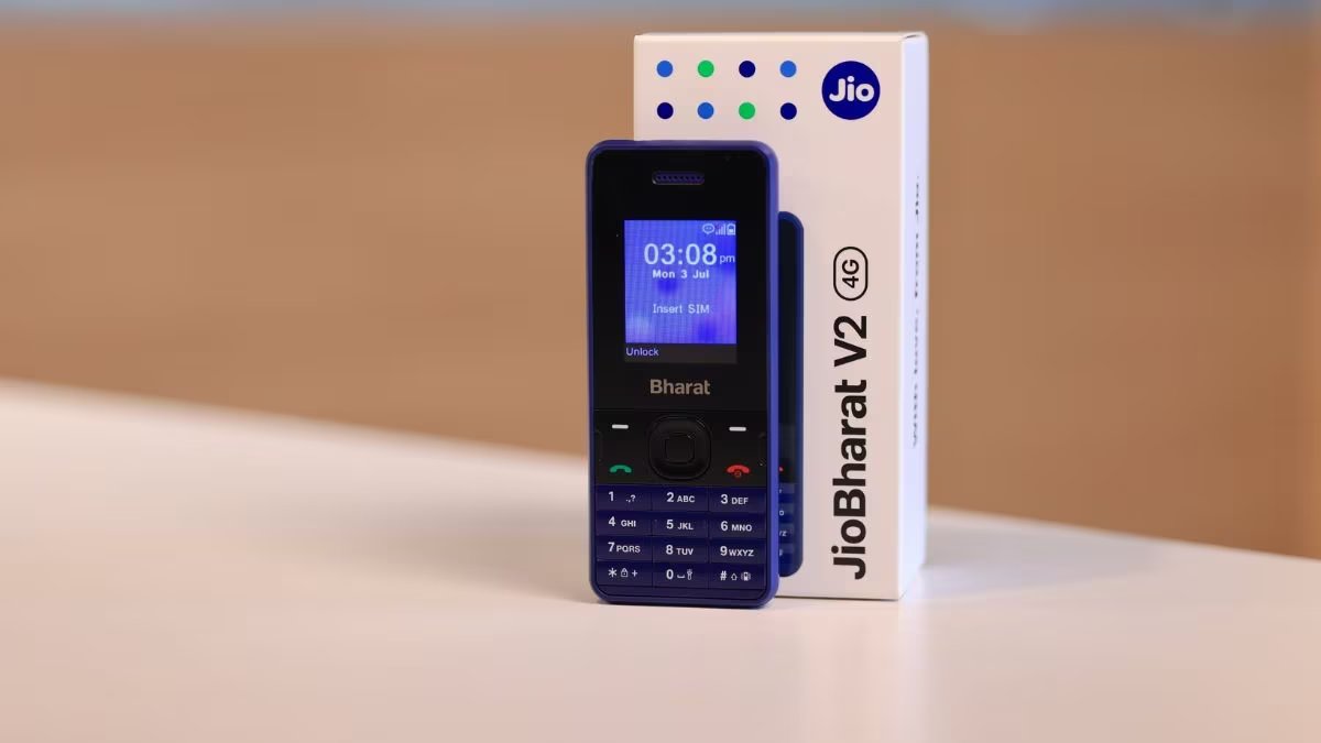 jiophone-to-soon-cost-rs-999-in-india-report
