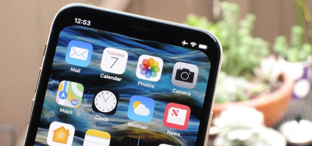 make-the-iphone-x-notch-disappear-with-this-sneaky-wallpaper-trick